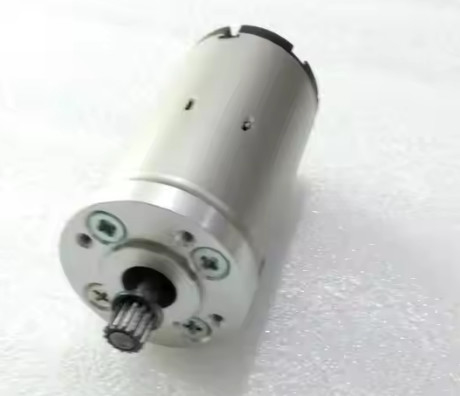 Le moteur est équipé d'un moteur à commande numérique.